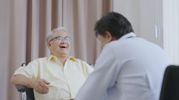 Lékař Pacient Diskutují Konzultaci Symptomu Problém Diagnostiky Onemocnění Mluvit Pacientem — Stock video