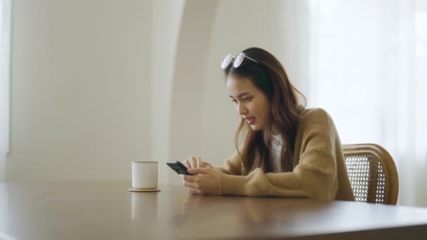 Emocionado Asiático Hembra Utilizando Teléfono Inteligente Móvil Joven Asiática Mujer — Vídeos de Stock