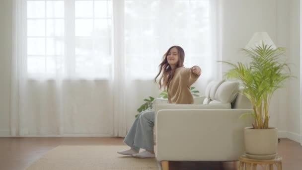 Femme Asiatique Asseoir Sur Canapé Happy Femelle Détendre Reposer Sur — Video