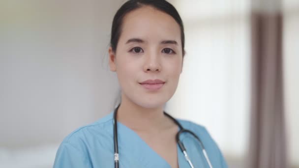 Junge Schönheit Krankenschwester Steht Und Lächelt Mit Blick Die Kamera — Stockvideo
