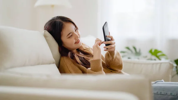 Glückliche Junge Asiatische Frau Entspannen Auf Der Bequemen Couch Hause — Stockfoto