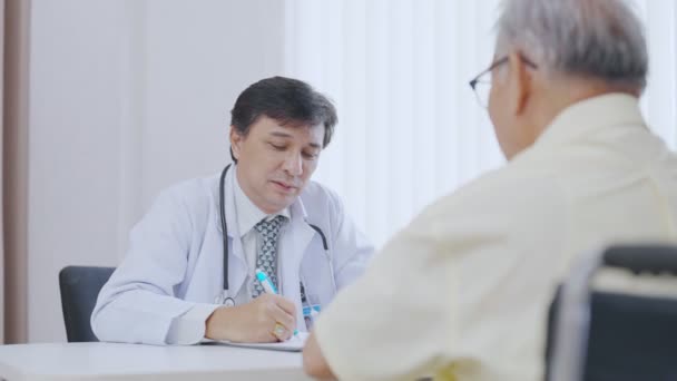 Médecin Patient Discutent Consultation Sur Diagnostic Problème Symptomatique Maladie Parler — Video