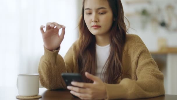 Молодая Азиатка Мобильным Смартфоном Азиатская Женщина Думает Одиноко Дома — стоковое видео