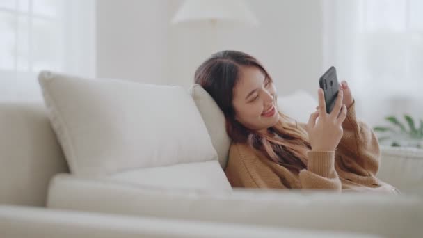 Happy Young Asian Woman Relax Comfortable Couch Home Texting Messaging — Stockvideo