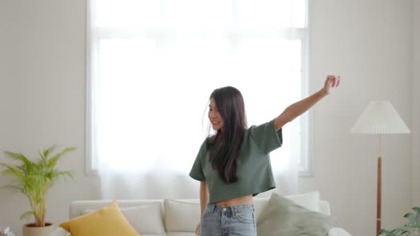 Mladá Asiatka Tančí Doma Podlaze Obýváku Happy Asia Fena Úsměv — Stock video