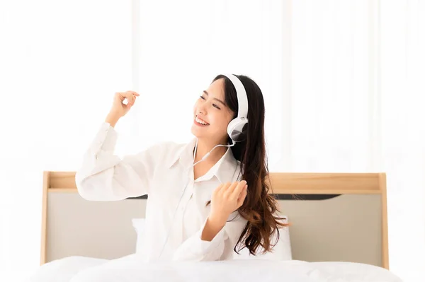 Hermosa Joven Asiática Mujer Auriculares Escuchando Música Bailando Cama Dormitorio —  Fotos de Stock