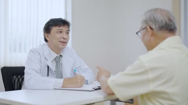 Врач Пациент Обсуждают Консультации Диагностике Симптомов Проблемы Заболевания Поговорить Пациентом — стоковое видео