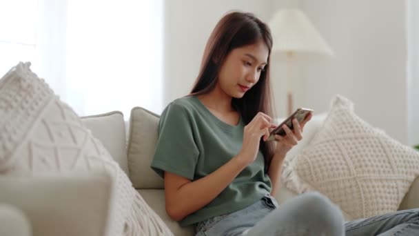 Happy Young Asian Woman Relax Comfortable Couch Home Texting Messaging — Stockvideo