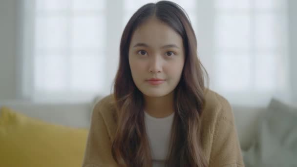 Porträtt Leende Asiatisk Ung Kvinna Tittar Kameran Ansiktsuttryck Glad — Stockvideo