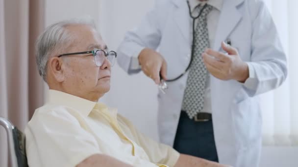 Asiatisk Seniorpatient Med Läkarundersökning Sjukhus Läkare Lyssnar Hjärtslag Manlig Patient — Stockvideo