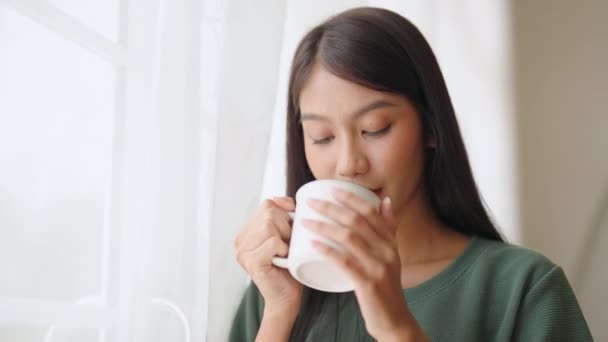 Jovem Mulher Asiática Lado Janela Segurando Caneca Quarto Casa Ela — Vídeo de Stock