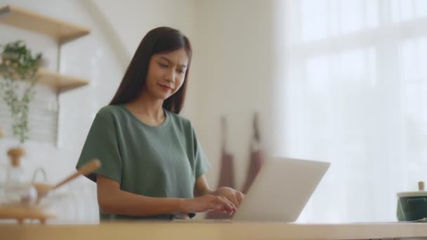 Sonriente Asiática Joven Mujer Trabajando Ordenador Portátil Casa Oficina Jóvenes — Vídeos de Stock