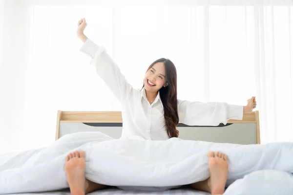Hermosas Mujeres Asiáticas Despiertan Mañana Dormitorio Ella Estira Siente Fresca —  Fotos de Stock