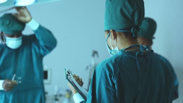 Operationsteamet Opererer Operationsrum Læge Sygeplejerske Diskutere Planlægning Kirurgi – Stock-video