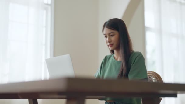 Asiatische Junge Frau Arbeitet Ernsthaft Computer Laptop Haus Sie Denkt — Stockvideo