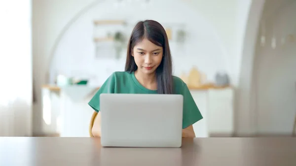 在家里工作的年轻亚洲女人 女性在家中桌上使用电脑笔记本电脑 — 图库照片