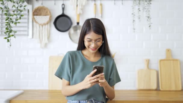 Feliz Joven Asiática Mujer Con Gafas Relajarse Casa Asia Mujer — Vídeos de Stock