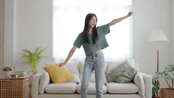 Genç Asyalı Kadın Evdeki Oturma Odasında Yerde Dans Ediyor Mutlu — Stok video