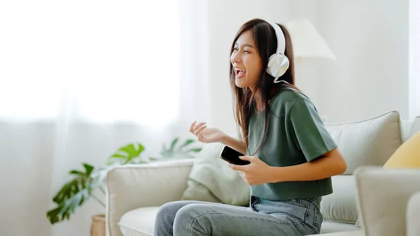 Junge Asiatische Frau Hört Musik Auf Der Couch Wohnzimmer Hause — Stockfoto