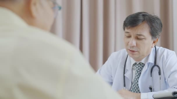 Lékař Pacient Diskutují Konzultaci Symptomu Problém Diagnostiky Onemocnění Mluvit Pacientem — Stock video