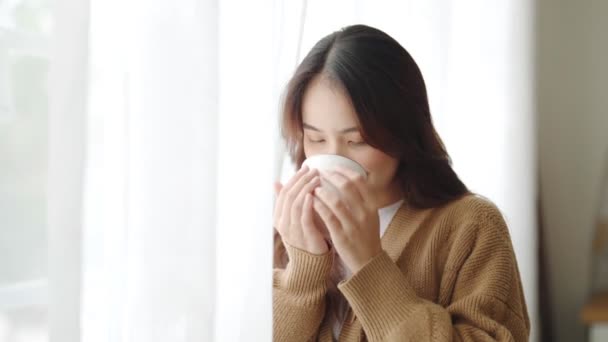 Joven Mujer Asiática Pie Junto Ventana Sosteniendo Taza Sala Estar — Vídeos de Stock