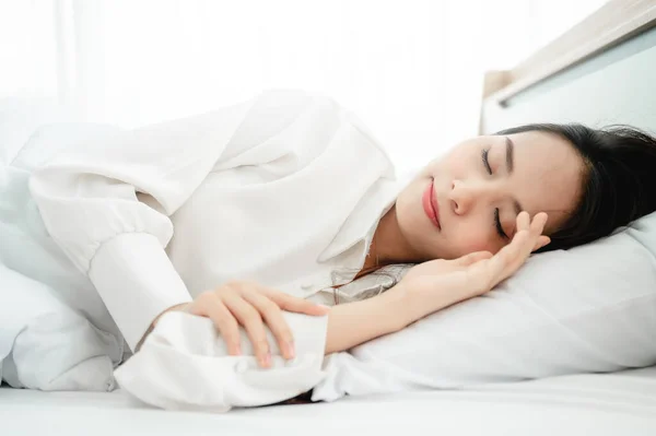 Jovem Asiático Bela Mulher Feliz Dormir Cama Horário Manhã — Fotografia de Stock