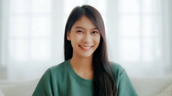 Retrato Sonriente Mujer Joven Asiática Mirando Cámara Expresión Facial Feliz —  Fotos de Stock