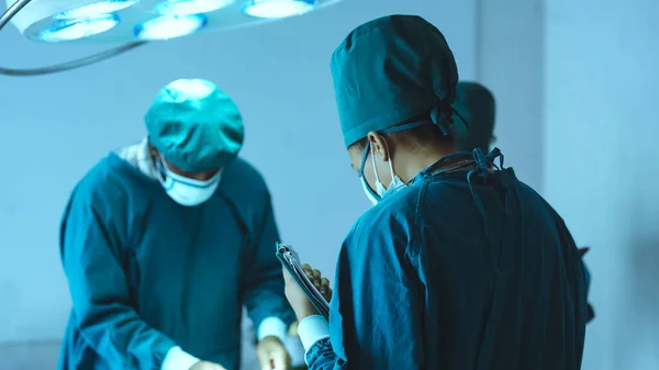 Surgery Team Operating Surgical Room Doctor Nurse Discuss Planning Surgery — стоковое фото