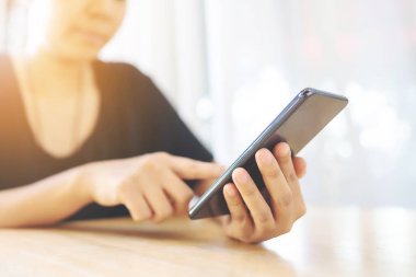 Cep telefonunu kullanan kadının resmini kapat.