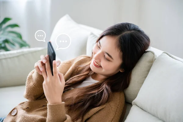 Junge Asiatin Mit Handy Wohnzimmer Online Live Chat Über Anwendungskommunikation — Stockfoto