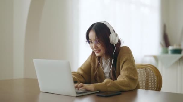 Młoda Azjatka Okularach Słuchawkach Pracująca Domu Laptopie Praca Domu Wideo — Wideo stockowe