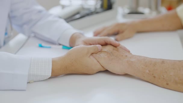 Mano Médico Reconfortante Paciente Sala Consulta Médico Paciente Están Discutiendo — Vídeo de stock