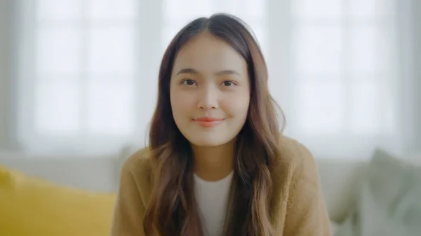 Portrét Usmívající Asijská Mladá Žena Dívá Kamery Výraz Obličeje Šťastný — Stock fotografie