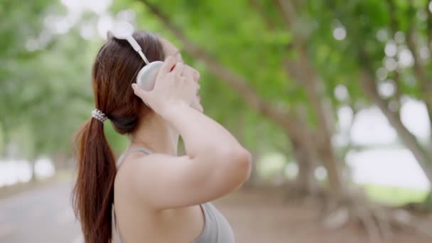 Asyalı Kadın Halk Parkında Fitness Yapıyor Spor Sutyen Takan Müzik — Stok video