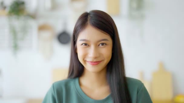 Porträtt Leende Asiatisk Ung Kvinna Tittar Kameran Ansiktsuttryck Glad — Stockvideo