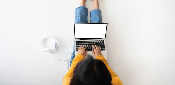 Visão Superior Mulher Sentada Chão Usando Laptop Tela Branco Fundo — Fotografia de Stock