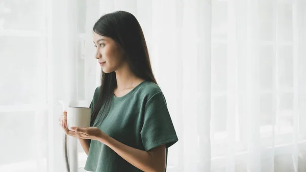 Jonge Aziatische Vrouw Naast Het Raam Staan Houden Mok Slaapkamer — Stockfoto