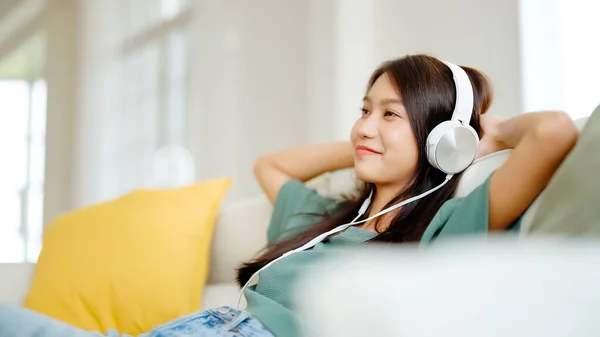 Young Asian Woman Listening Music Couch Living Room Home Happy — Photo