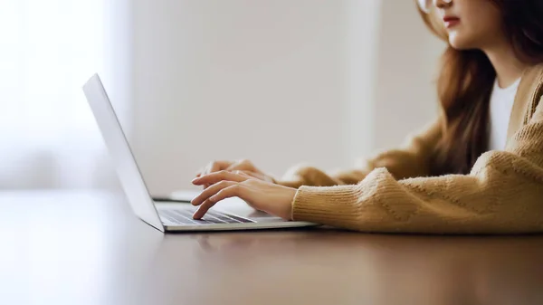 Mão Mulher Que Digita Teclado Computador Portátil Casa — Fotografia de Stock