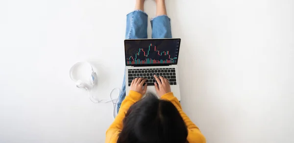 投资金融市场的概念 在屏幕设备上使用带有应用程序交易库存的计算机笔记本电脑的顶级女性 — 图库照片