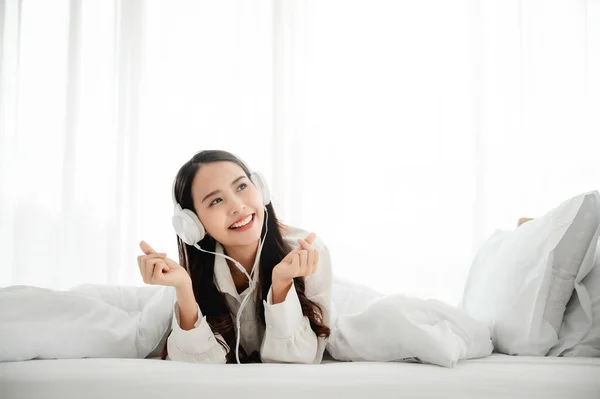 Hermosa Joven Asiática Mujer Los Auriculares Escuchando Música Acostado Cama —  Fotos de Stock