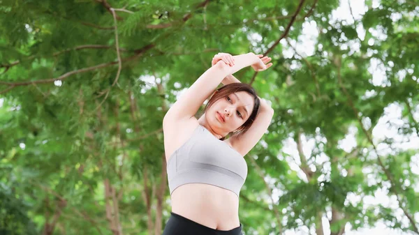 Asiatische Trainerin Betreibt Fitness Öffentlichen Park Sportliche Frau Macht Übungen — Stockfoto