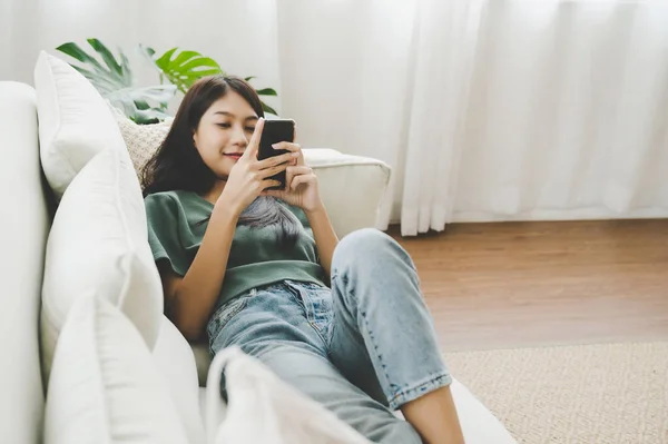 Glückliche Junge Asiatin Entspannt Sich Hause Weibchen Legt Sich Auf — Stockfoto