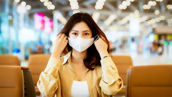 Mulher Asiática Espera Partida Aeroporto Férias Ásia Passageiro Feminino Tirando — Fotografia de Stock