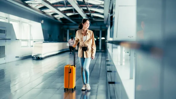 International Airport Terminal Asian Beautiful Woman Luggage Walking Airport — Stock Photo, Image