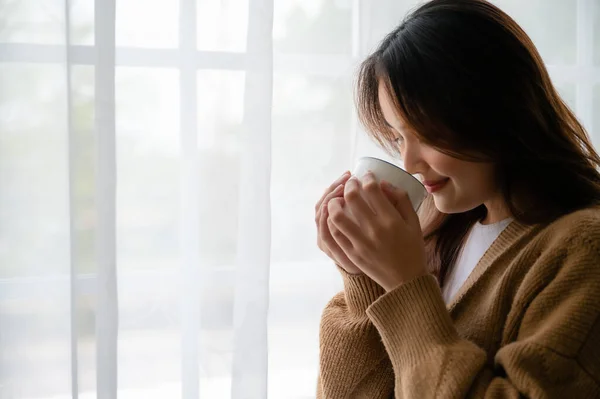 Jonge Aziatische Vrouw Naast Het Raam Staan Houden Mok Woonkamer — Stockfoto