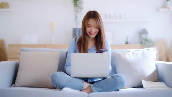 Jonge Aziatische Vrouw Met Behulp Van Computer Laptop Mobiele Smartphone — Stockfoto