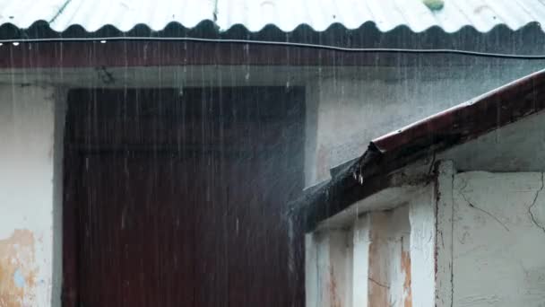 Caen Gotas Lluvia Techo Edificio Antiguo Lluvias Otoñales — Vídeos de Stock