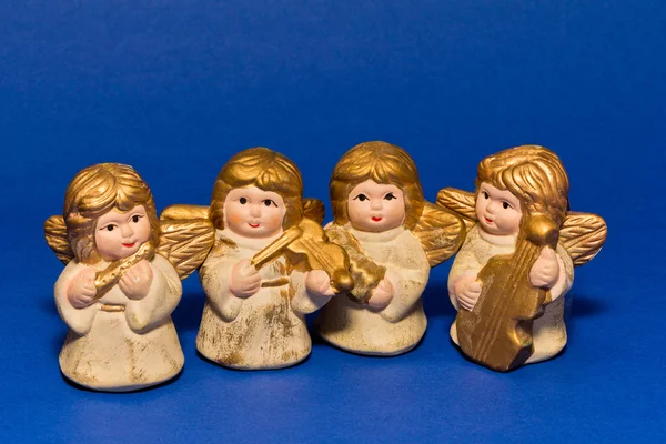 Négy kerámia kis angyalok, és zenei eszközök — Stock Fotó