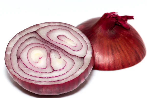 Cipolla rossa tagliata isolata su fondo bianco — Foto Stock